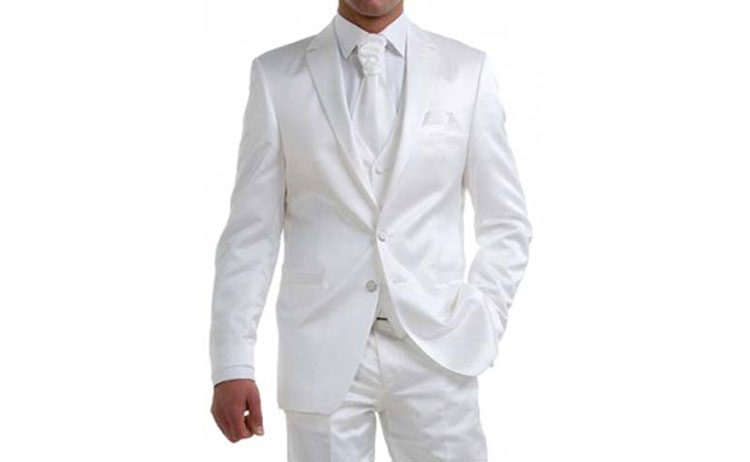 Costume blanc pour le mariage