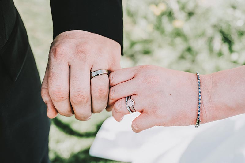 Faut il alterner la bague de fiançailles et l'alliance?