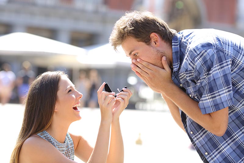 Est-ce que la bague de fiançailles n'est destinée qu'aux femmes ?