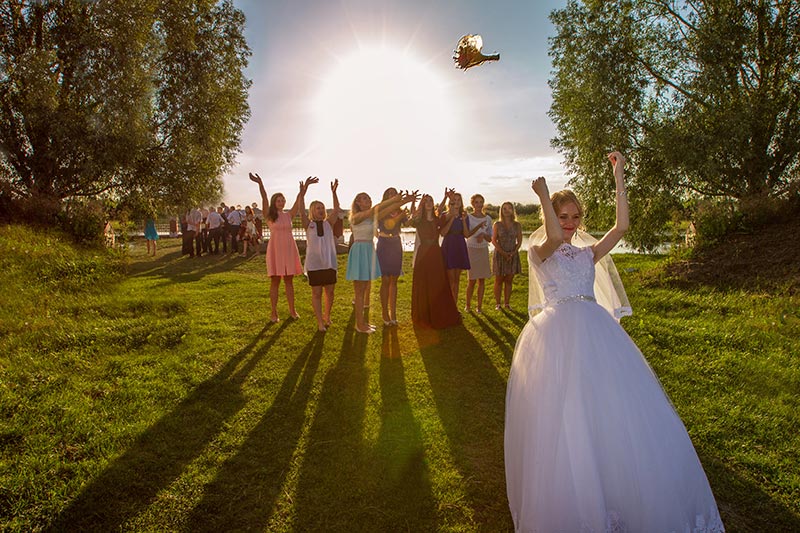 Le lancer de bouquet : une coutume qui rassemble les célibataires