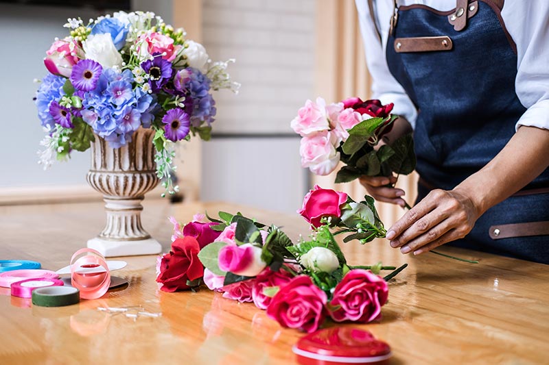 Travaillez avec un fleuriste pour créer le thème floral de vos rêves