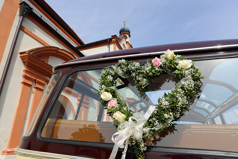 Décoration de l'arrière de la voiture de mariage