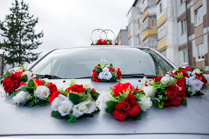 Décoration de l’avant de la voiture de mariage