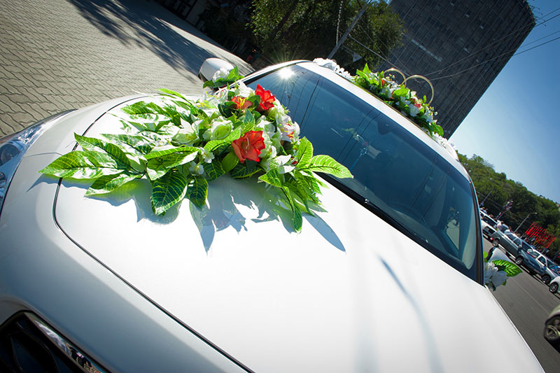 Des décorations florales pour une voiture de mariage