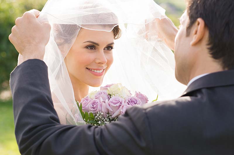 La levée du voile de la mariée