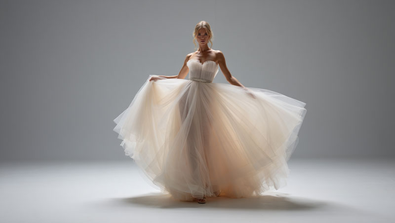 pourquoi la robe de mariee en tulle reste alliee des mariees modernes