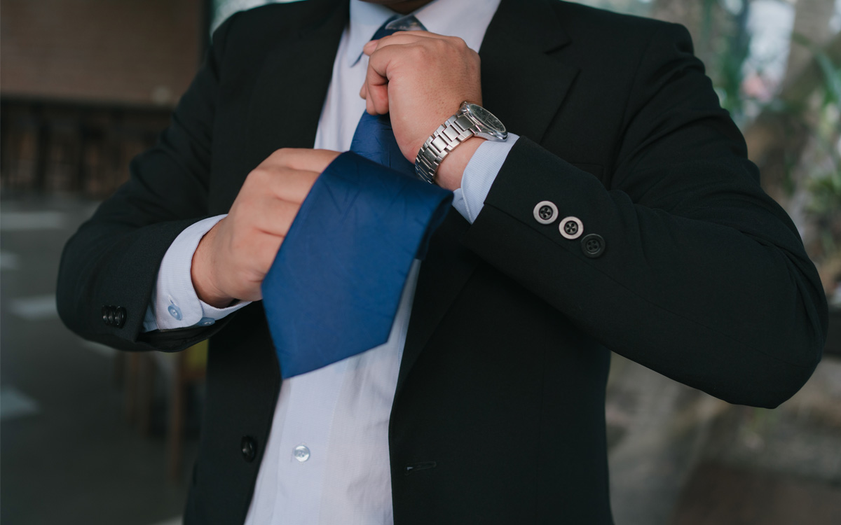 accessoires indispensables pour costume reussi